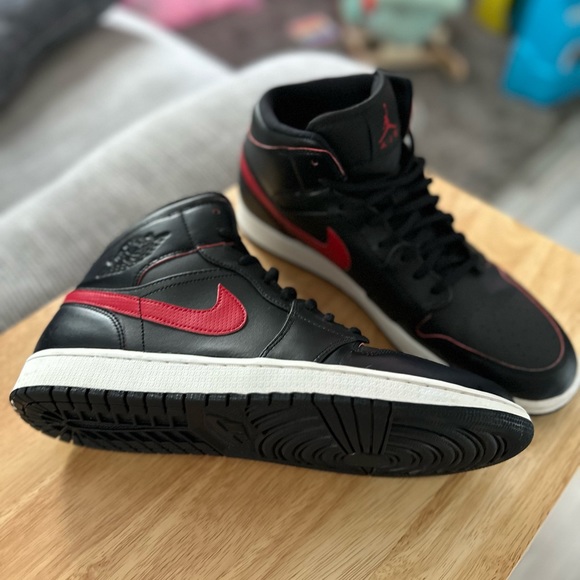 Air Jordans 1 mid - Picture 4 of 5